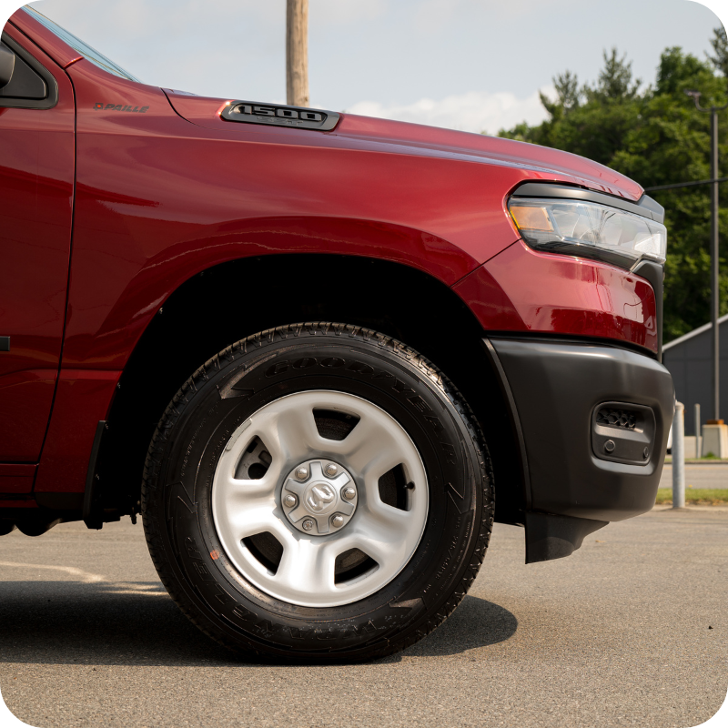 Ram 1500 rouge, vue rapprochée de la roue avant et de l'aile.