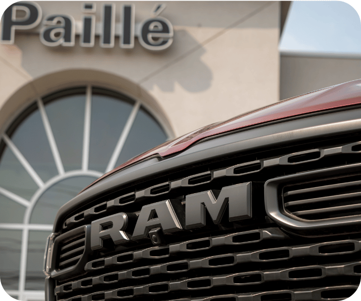 Vue de près du devant d'un ram 1500 2026 devant le batîment du concessionaire Paillé