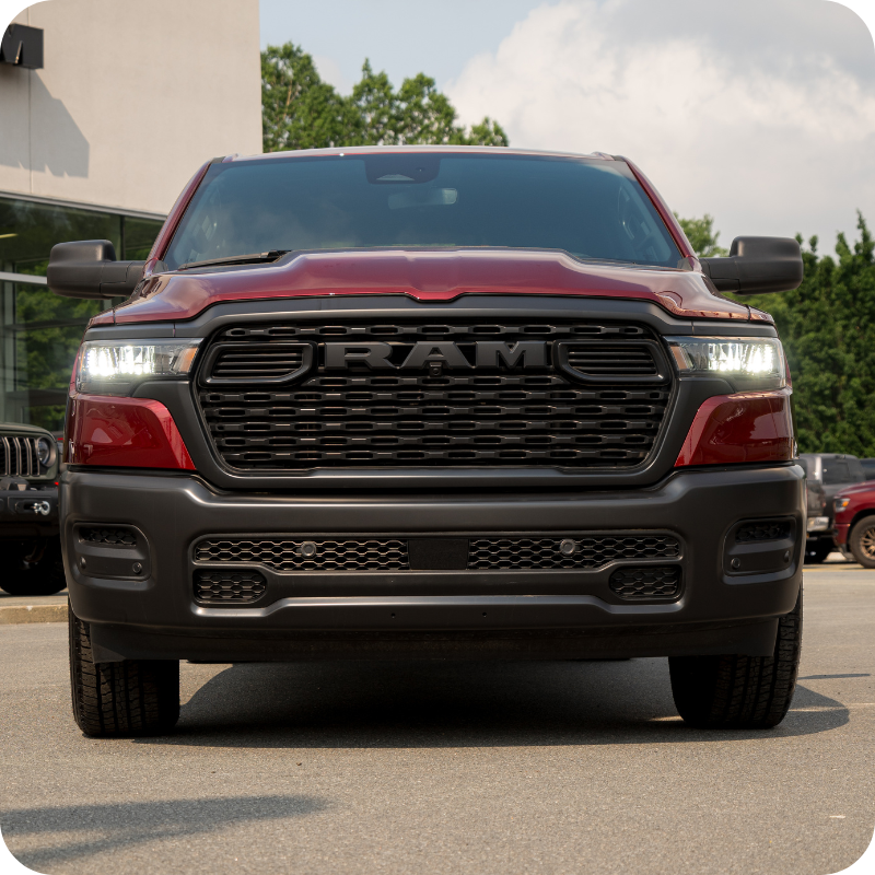 RAM 1500 rouge 2026 vu de face pour illustrer un camion polyvalent adapté à la conduite quotidienne et au remorquage occasionnel.