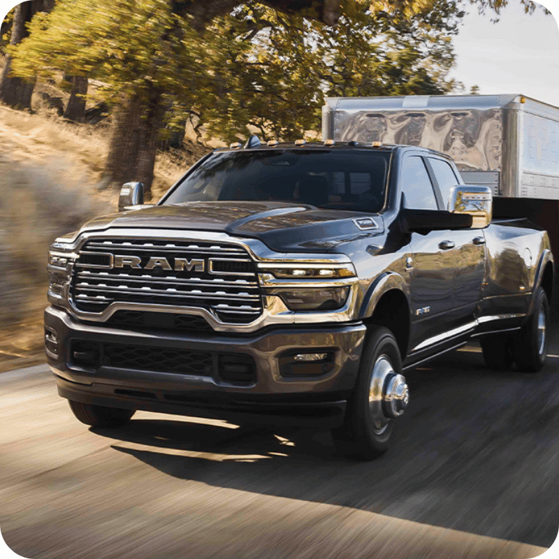 Ram Heavy Duty tirant une remorque fermée.