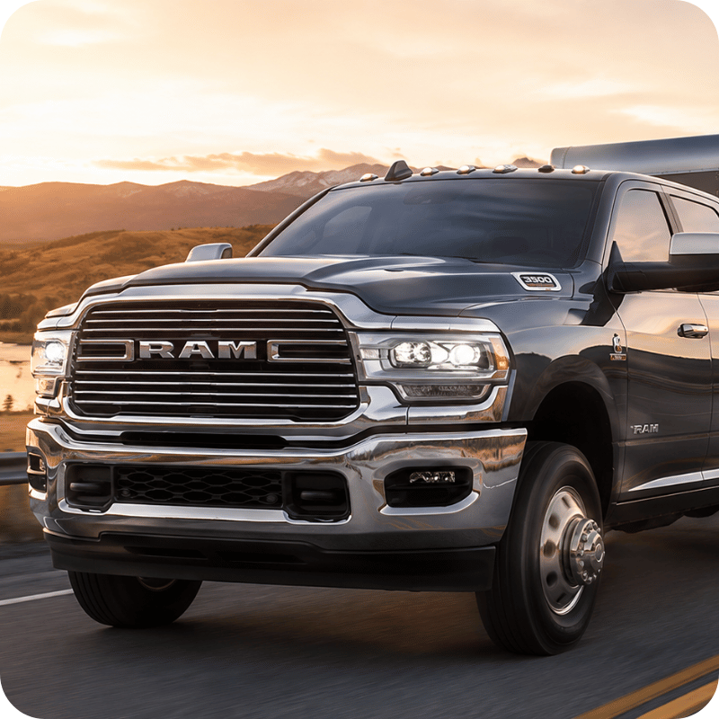 Ram 3500 roulant au coucher du soleil.