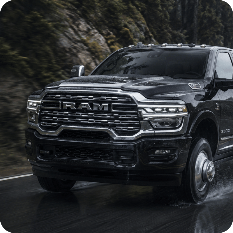 Ram 3500 noir sur route mouillée.