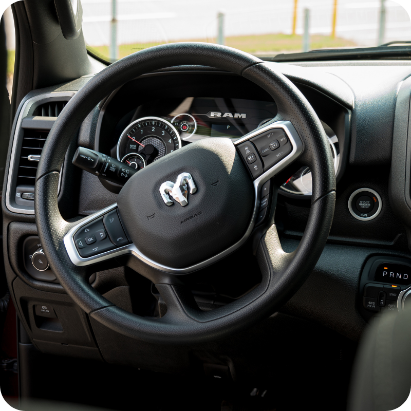 Habitacle d’un RAM 1500 avec volant, instrumentation et technologies conçues pour faciliter la conduite et le remorquage.