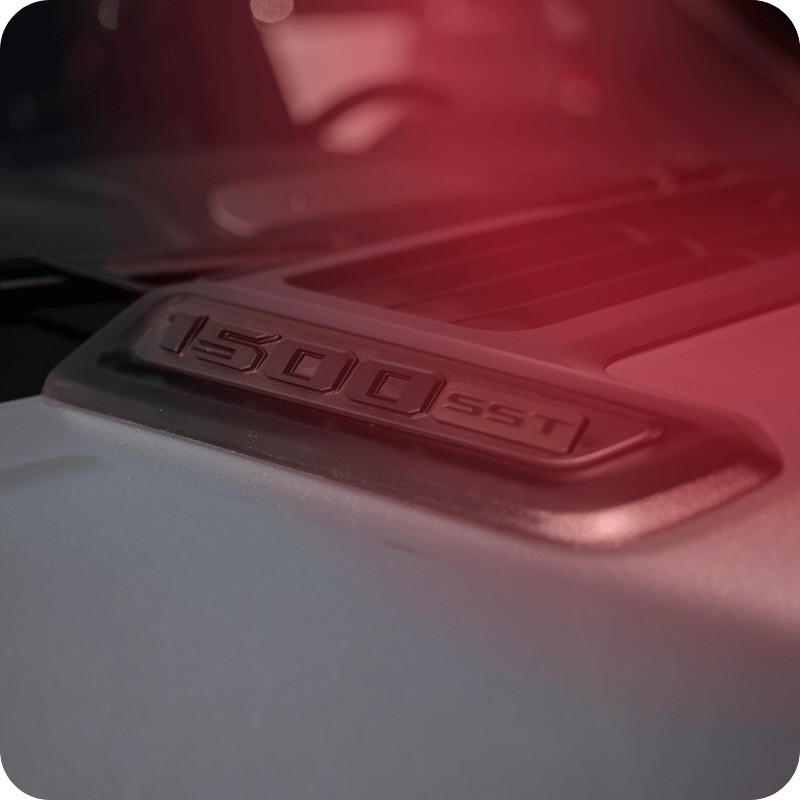 Gros plan sur l'emblème « 2500 Heavy Duty» sur le capot d'un pick-up Ram gris.