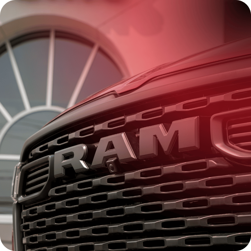 Ram 1500 2026 devant la bâtisse Paillé