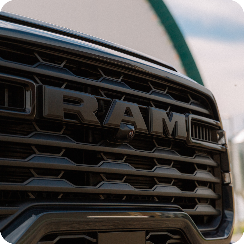 Gros plan sur la calandre d’un RAM 2026 pour illustrer la robustesse du camion et sa capacité de charge utile.