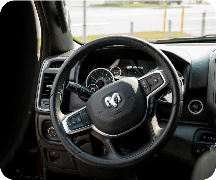 Vue de l'intérieur du ram 1500 2026 tout équipé