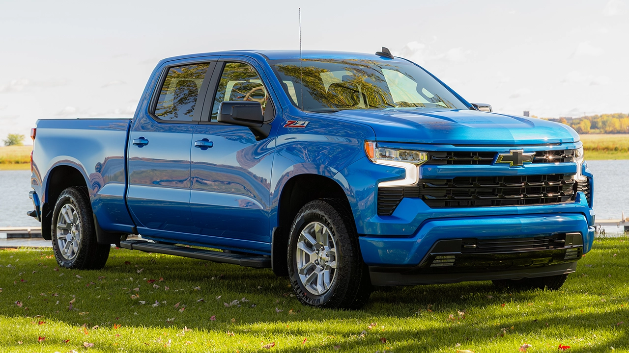 Vue 3/4 avant et latérale du Chevrolet Silverado 1500 2026 Crew Cab en bord de l'eau