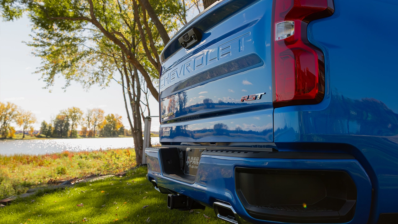 Vue de près de l'arrière du Chevrolet Silverado 1500 2026 bleu