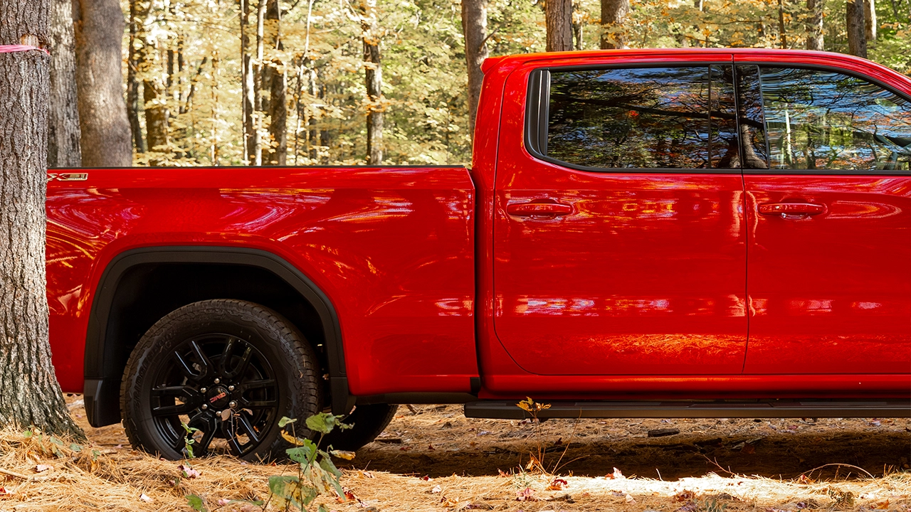 Vue latérale du GMC Sierra 2026 avec cabine d'équipe