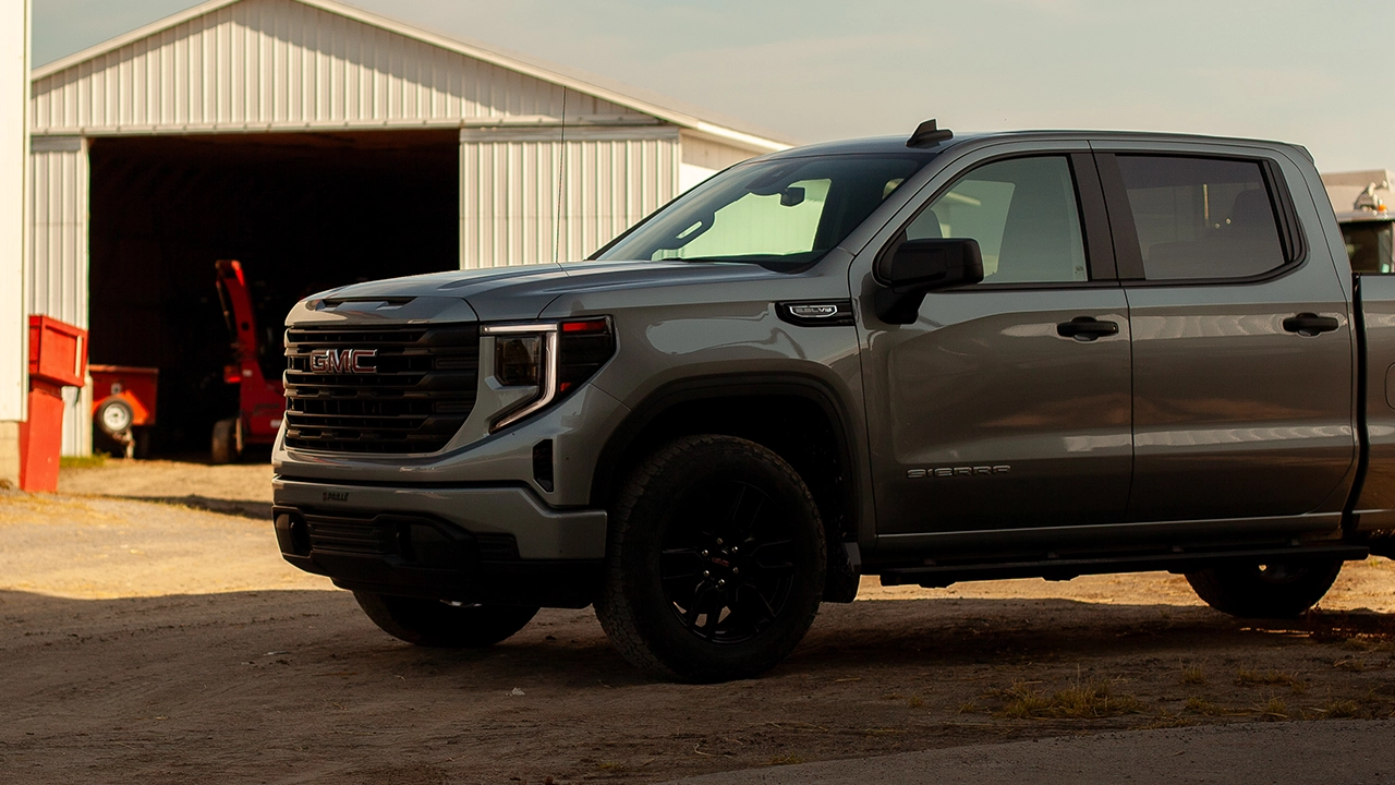 Vue 3/4 avant et latérale du GMC Sierra 1500 2026 sur une ferme