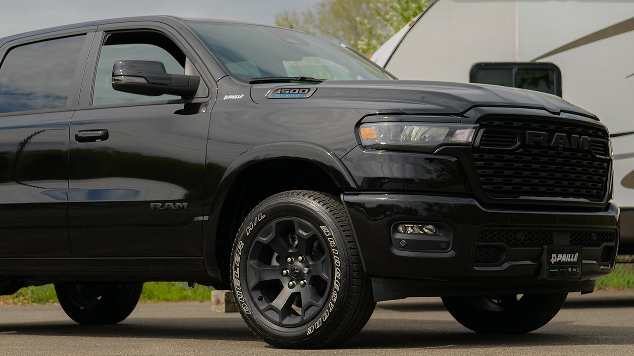 Vue latérale d'un ram 1500 ayant remorqué une roulotte