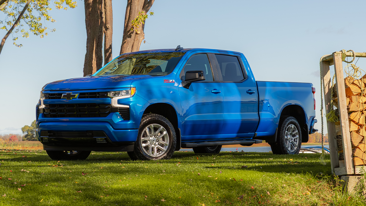 Vue 3/4 avant et latérale du Chevrolet Silverado 2027 en bord de l'eau