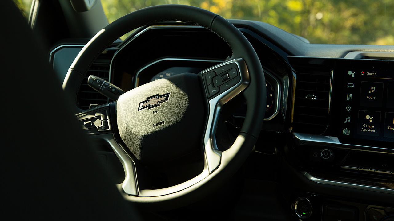 Vue de l'intérieur du Chevrolet Silverado 2027 et de son tableau de bord