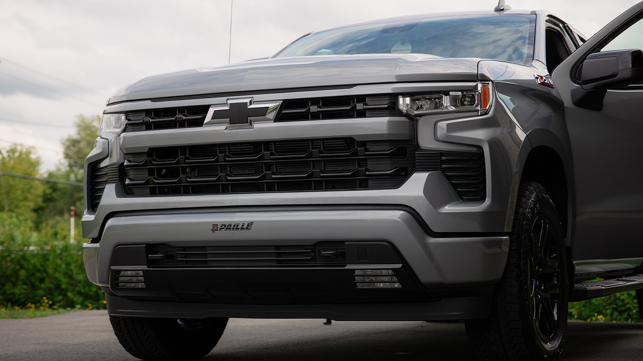Vue 3/4 avant et latérale du Chevrolet Silverado 2027 stationné avec la portière conducteur ouverte