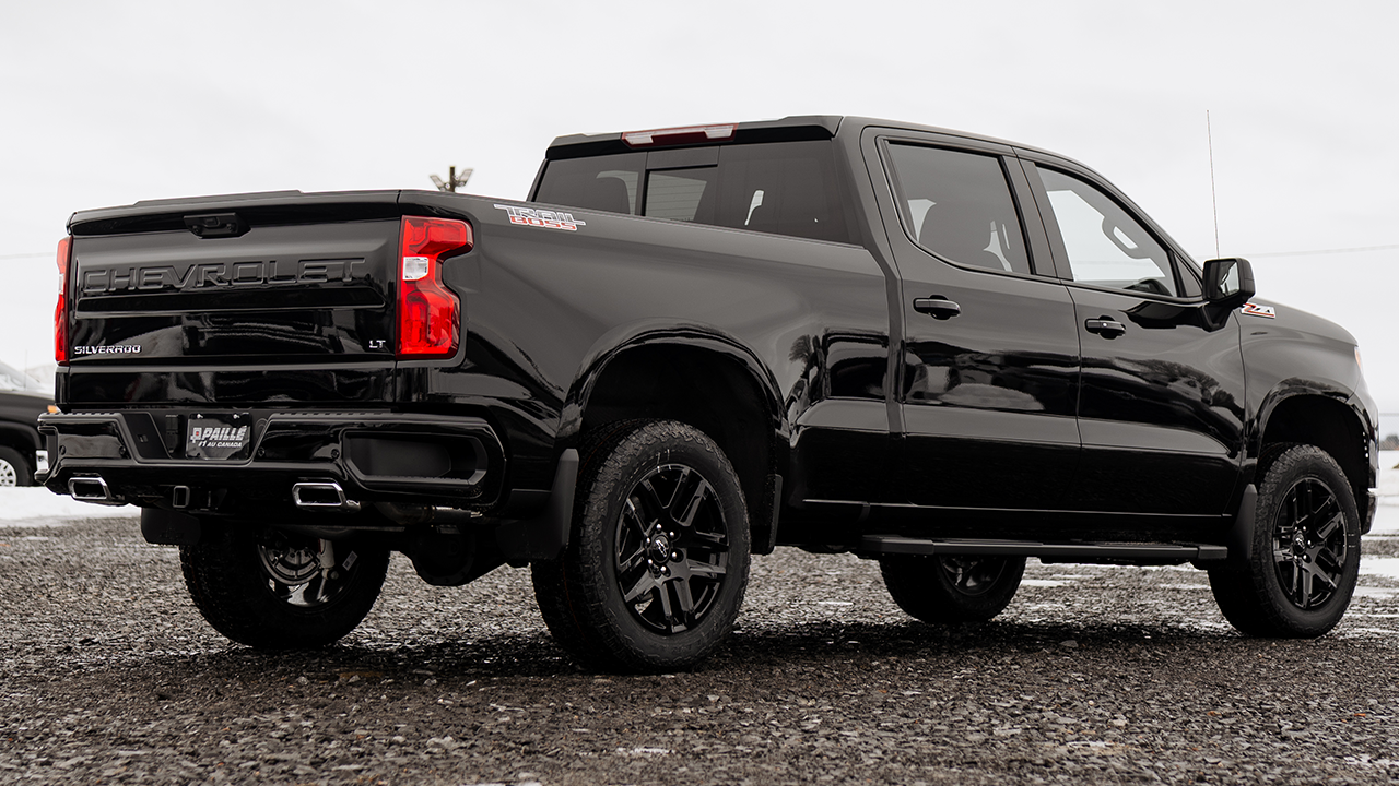 Vue 3/4 arrière et latérale du Chevrolet Silverado 2027 stationné prêt à partir