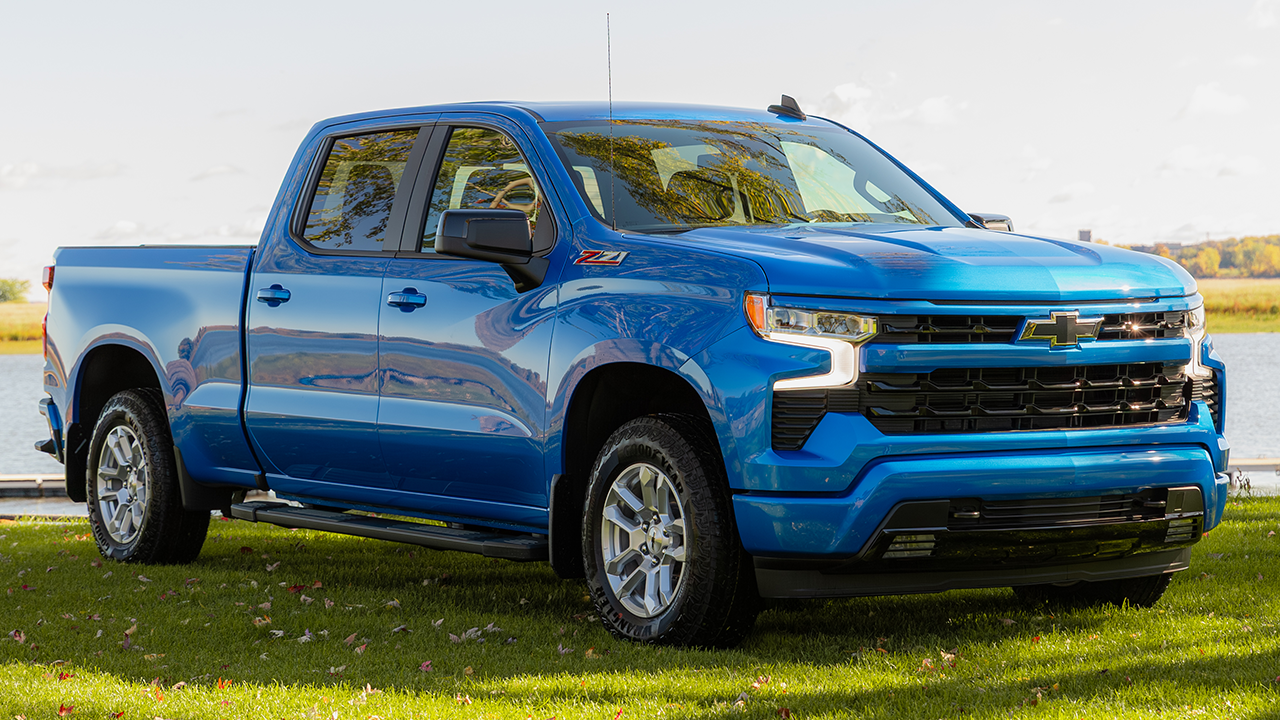 Vue 3/4 avant et latérale du Chevrolet Silverado 1500 2026 en bord de l'eau