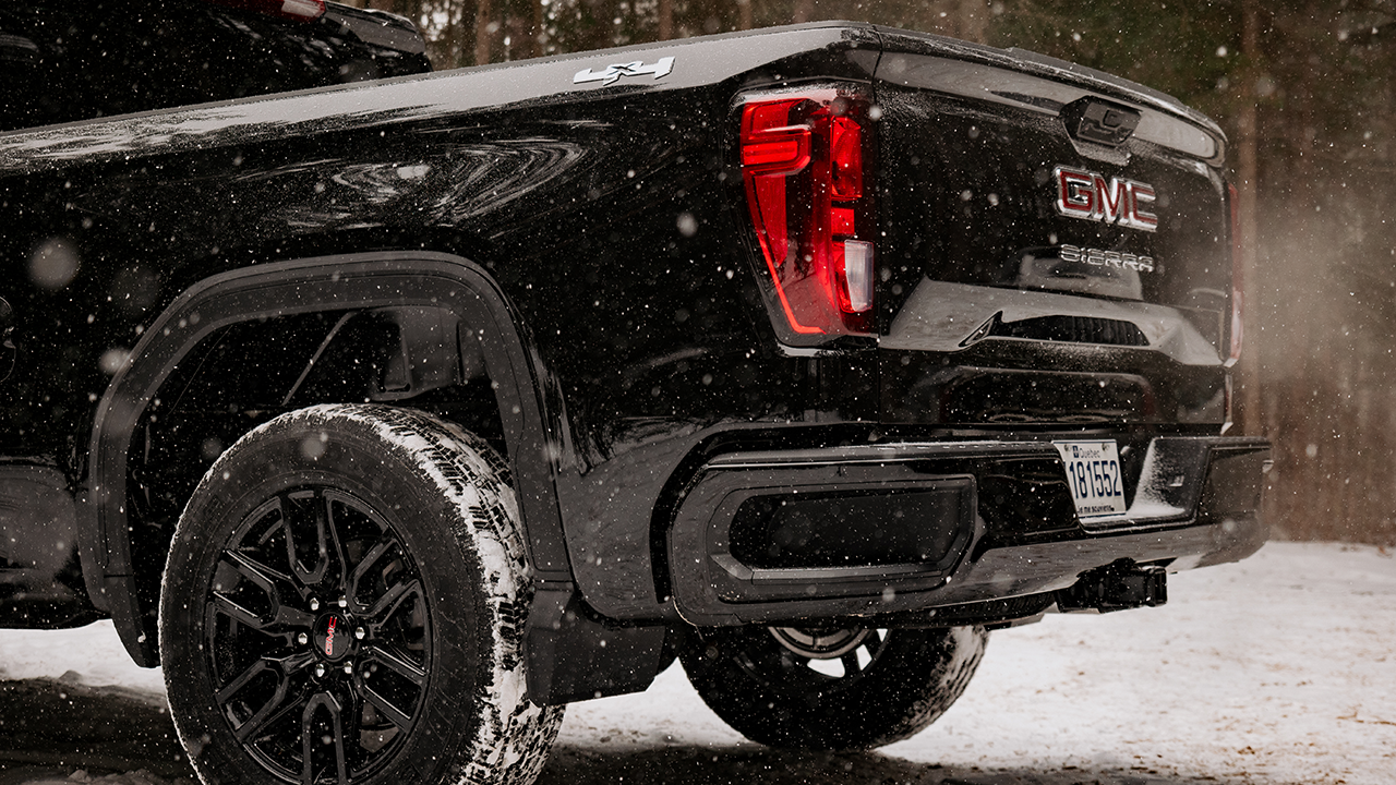 Vue 3/4 arrière et latérale du Chevrolet Silverado 1500 2026 et de la cabine