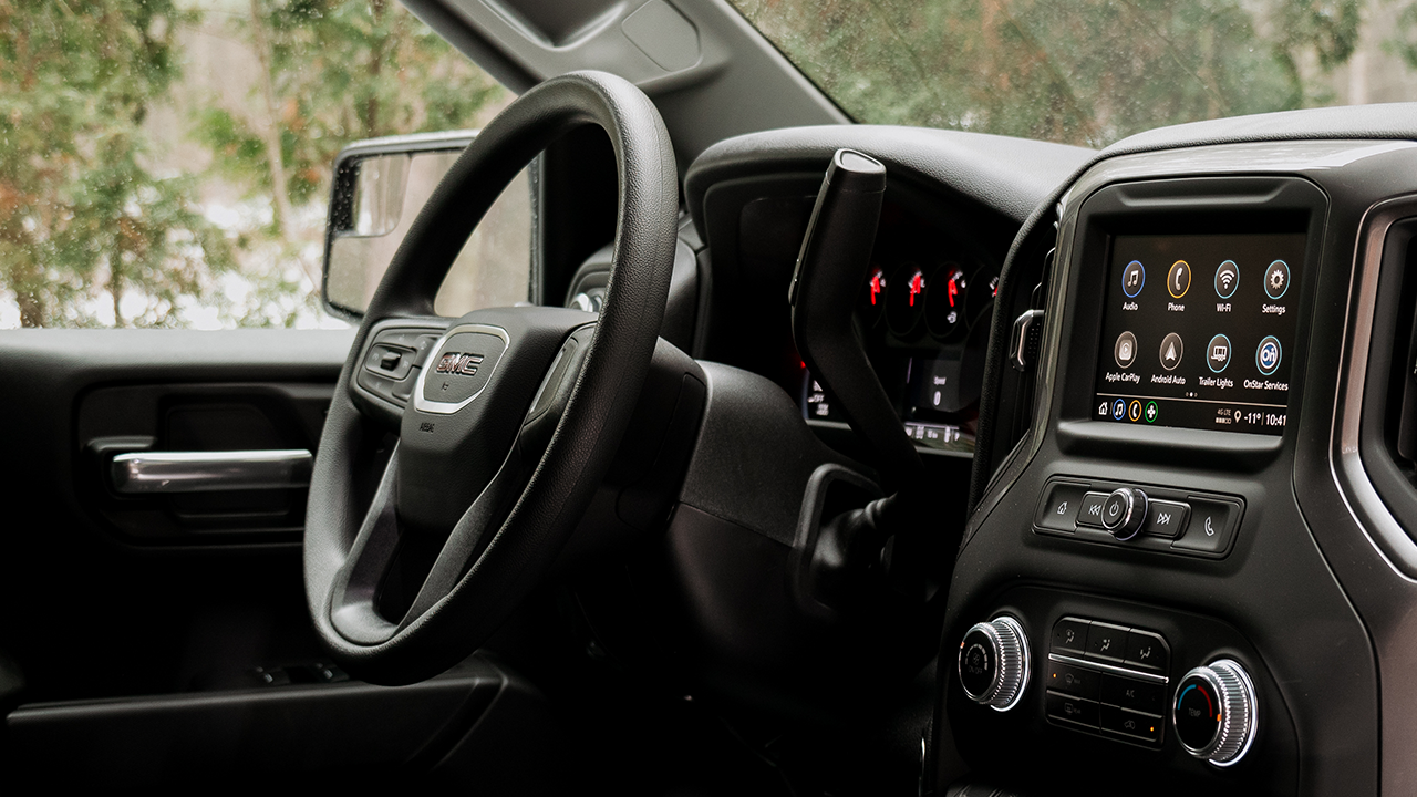 Vue de l'intérieur du Chevrolet Silverado 1500 2026 et de son tableau de bord