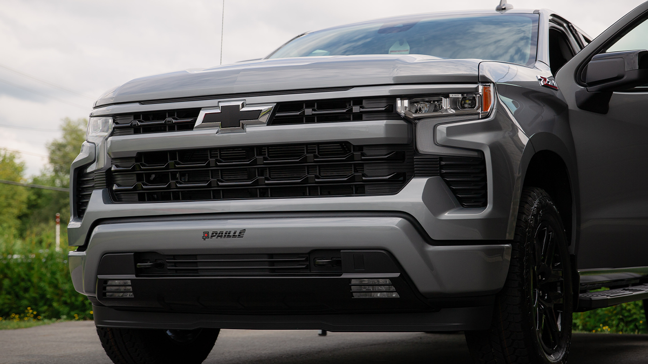 Vue 3/4 avant et latérale du Chevrolet Silverado 1500 2026 avec portière ouverte
