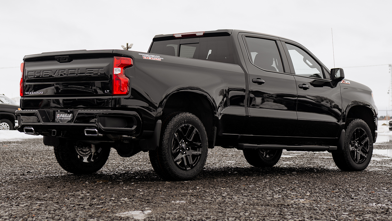 Vue arri&egrave;re du Chevrolet Silverado 1500 2026 Noir pr&ecirc;t a partir 