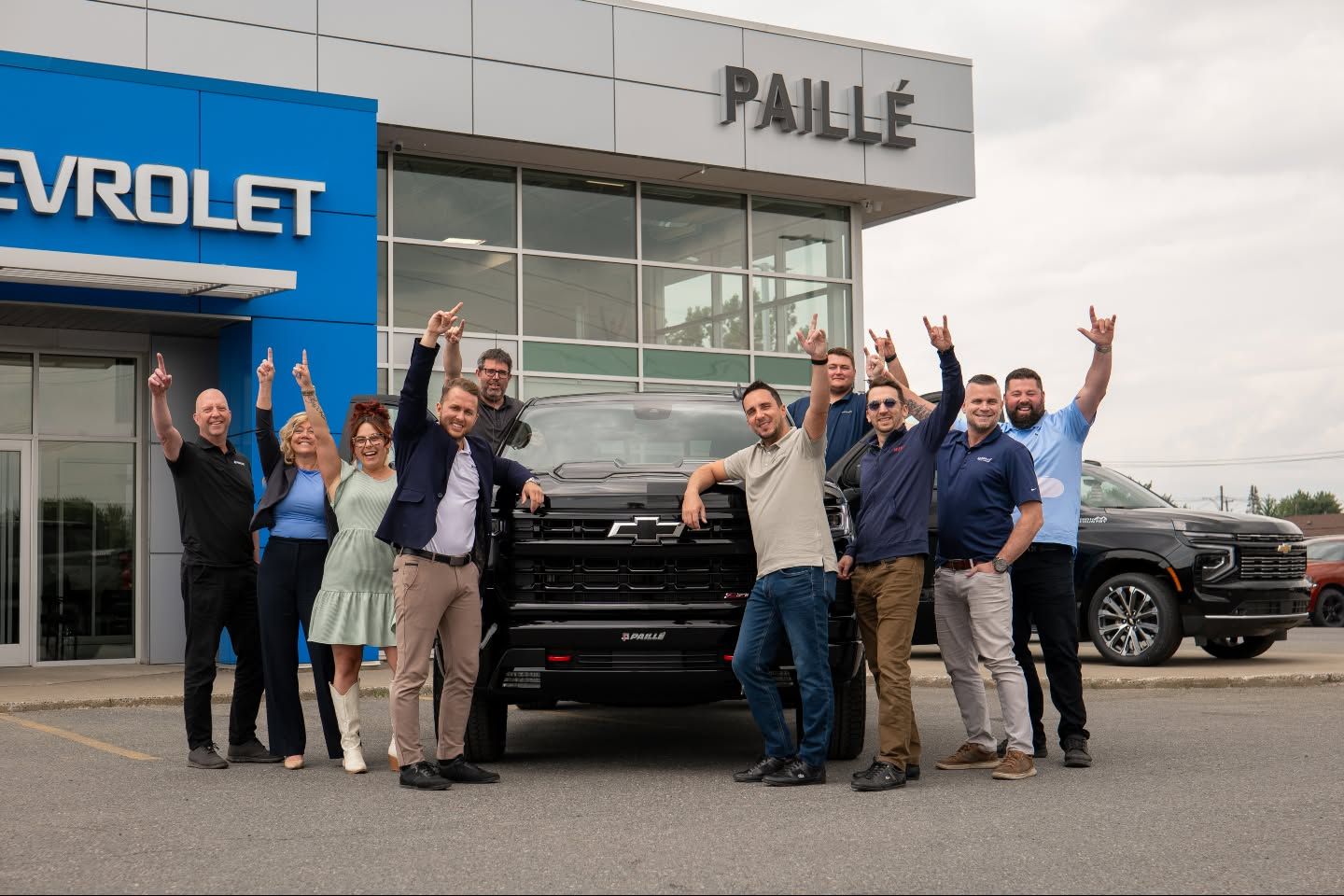 L'&eacute;quipe de Paill&eacute; devant le concessionnaire avec un camion Chevrolet.
