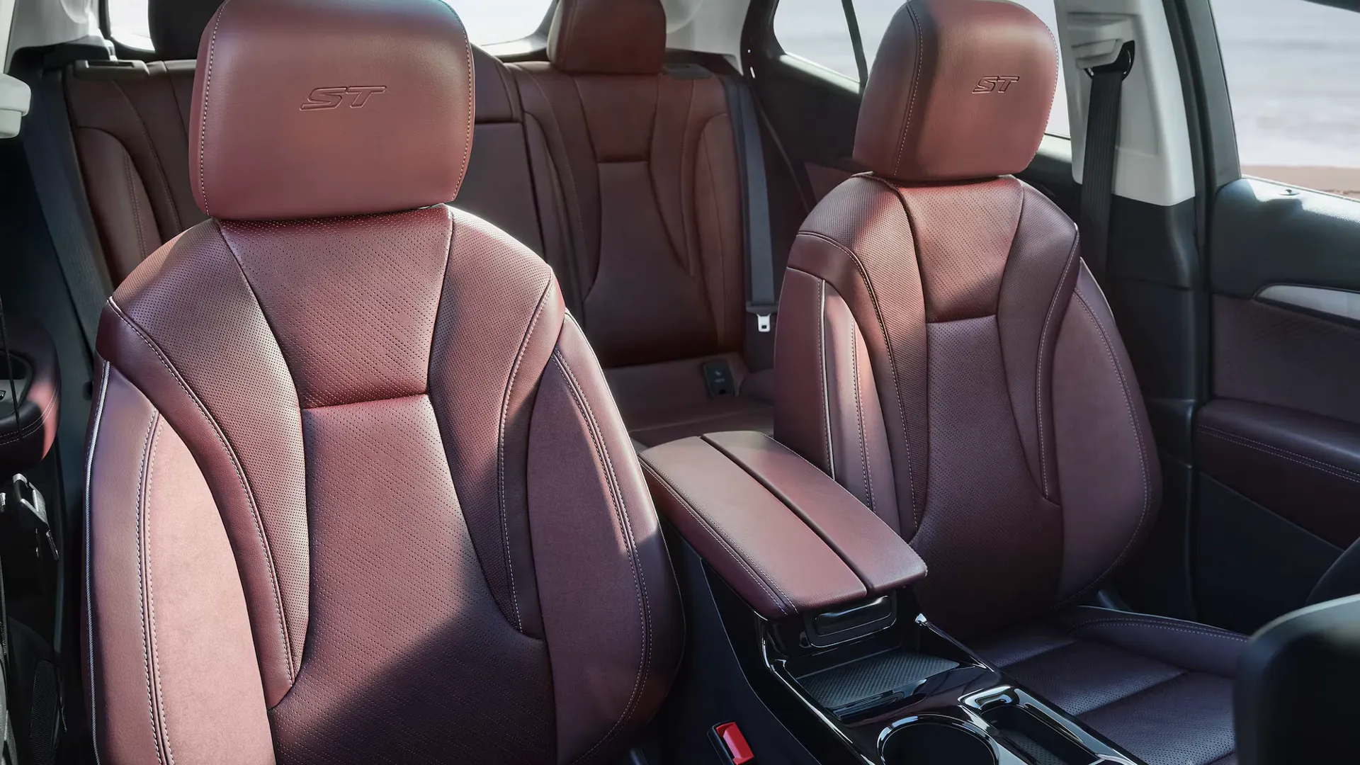 Vue des sièges arrière en cuir du Buick Envision 2026.