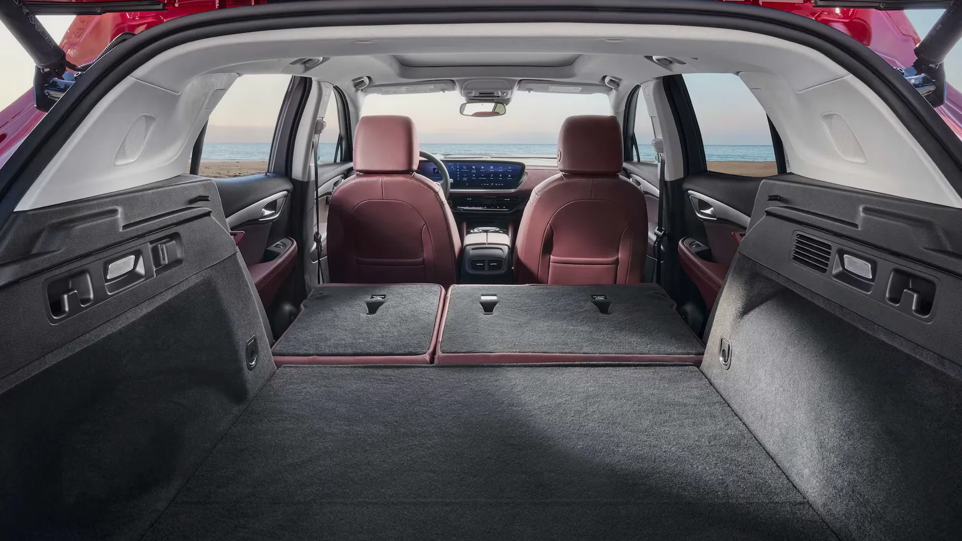 Vue de l'espace de chargement du Buick Envision 2026, hayon ouvert.