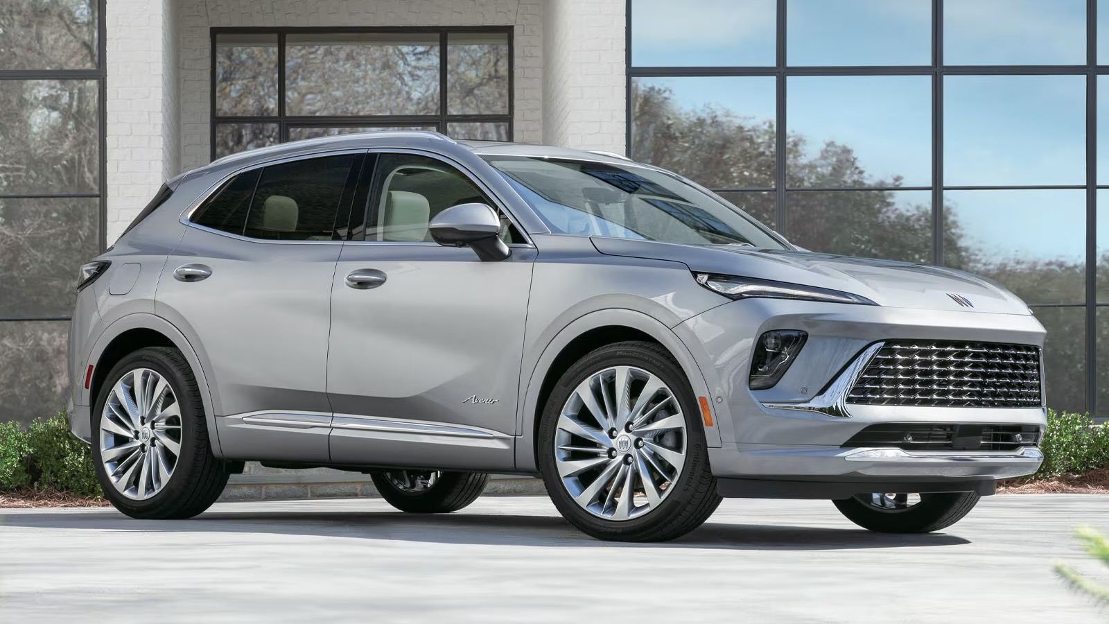 Vue 3/4 avant du Buick Envision Avenir 2026 argent.