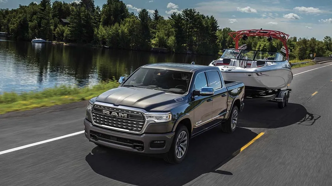 Camion GM qui remorque un bateau sur une route de campagne au Qu&eacute;bec.