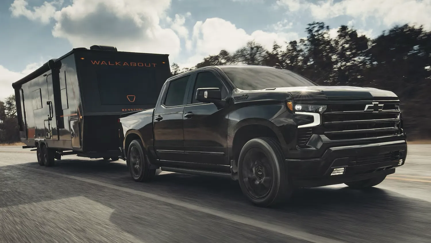 Un camion Chevrolet avec une remorque sur la route.