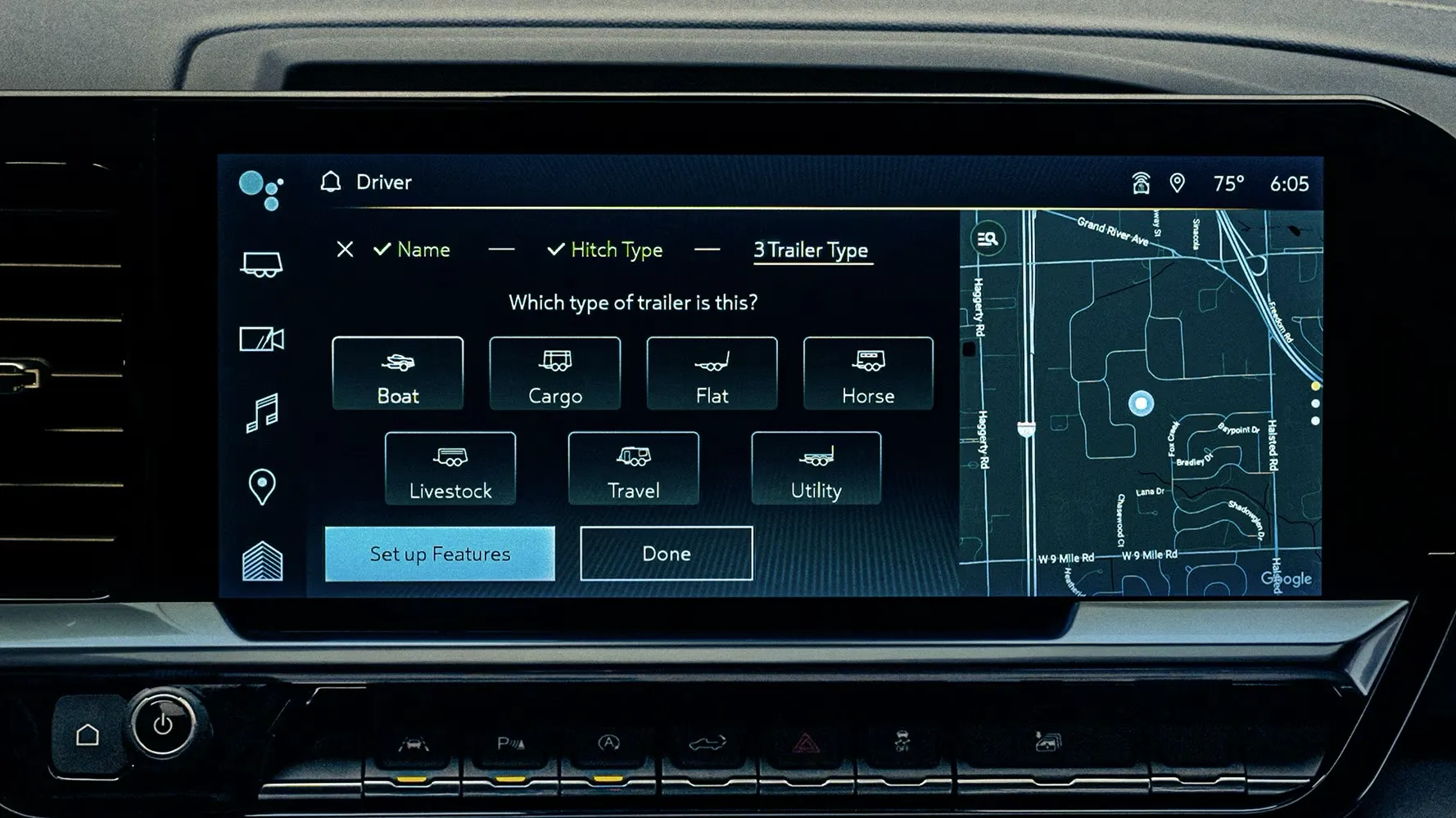 Personne qui v&eacute;rifie les feux de sa remorque depuis l'&eacute;cran tactile d'un camion GM.