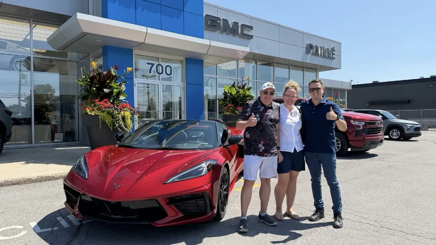 Client qui prend possession de son véhicule neuf après l'avoir acheté chez Paillé GM.