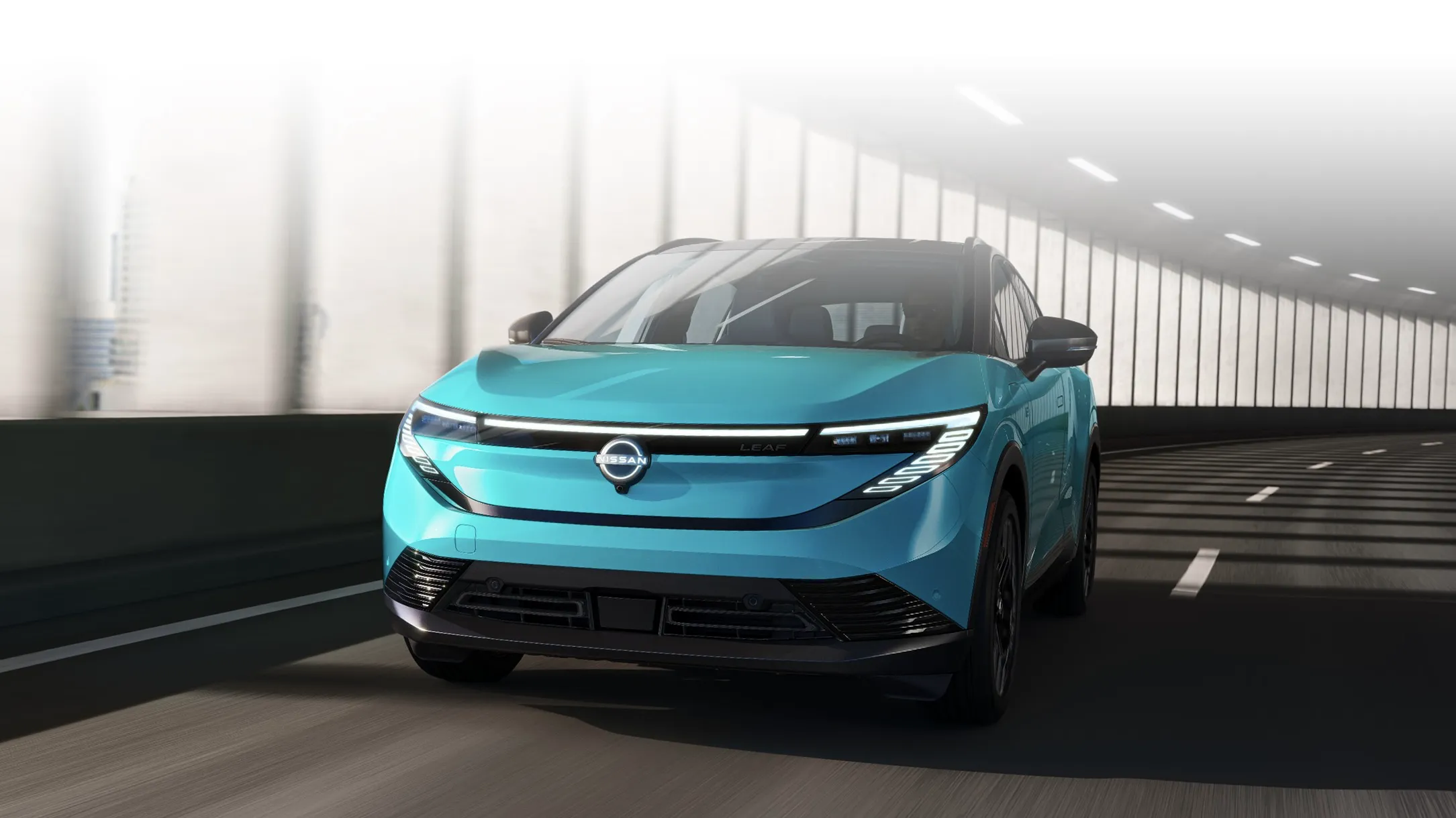 La Nissan Leaf 2027 dans un tunnel sur l'autoroute.