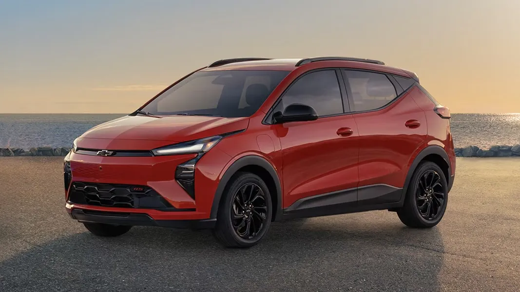 La Chevrolet Bolt 2027 stationné au bord de l'eau.