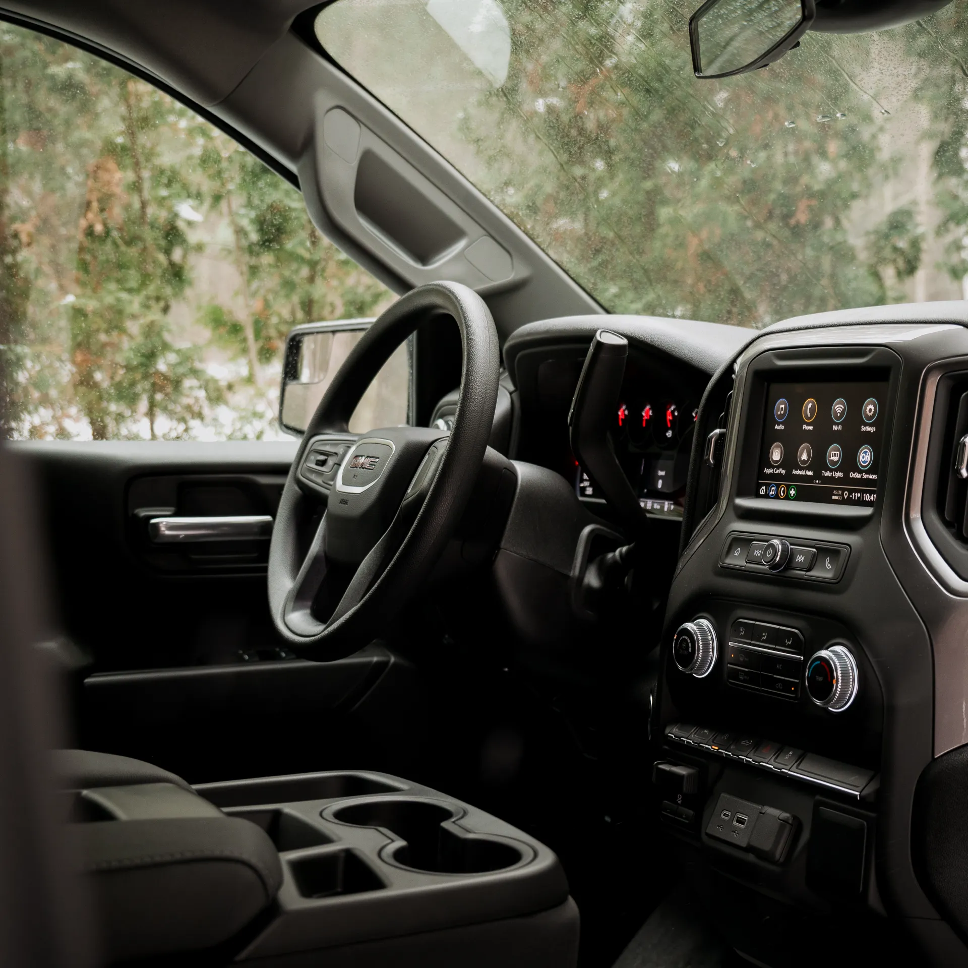 Tableau de bord et console centrale d'un GMC Sierra, avec les commandes de remorquage &agrave; port&eacute;e de main.