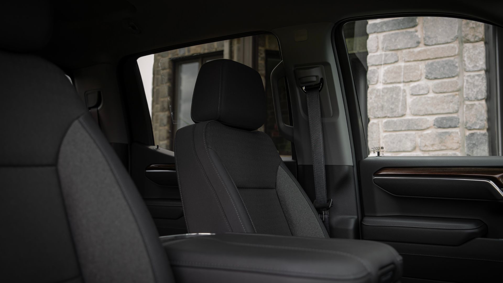 Si&egrave;ges avant d'un Chevrolet Silverado, r&eacute;glables gr&acirc;ce aux m&eacute;moires de position.