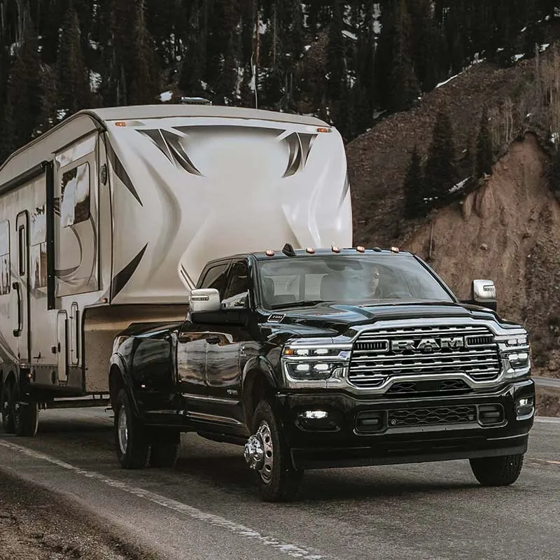 Ram 3500 2027 noir qui remorque une roulotte