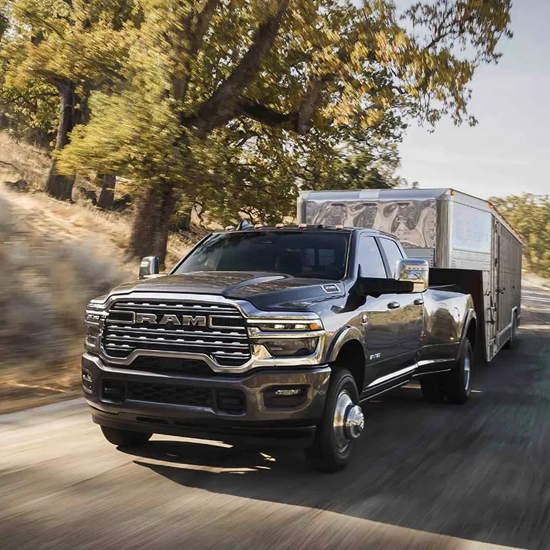 Ram 3500 2027 qui remorque une remorque sur la route