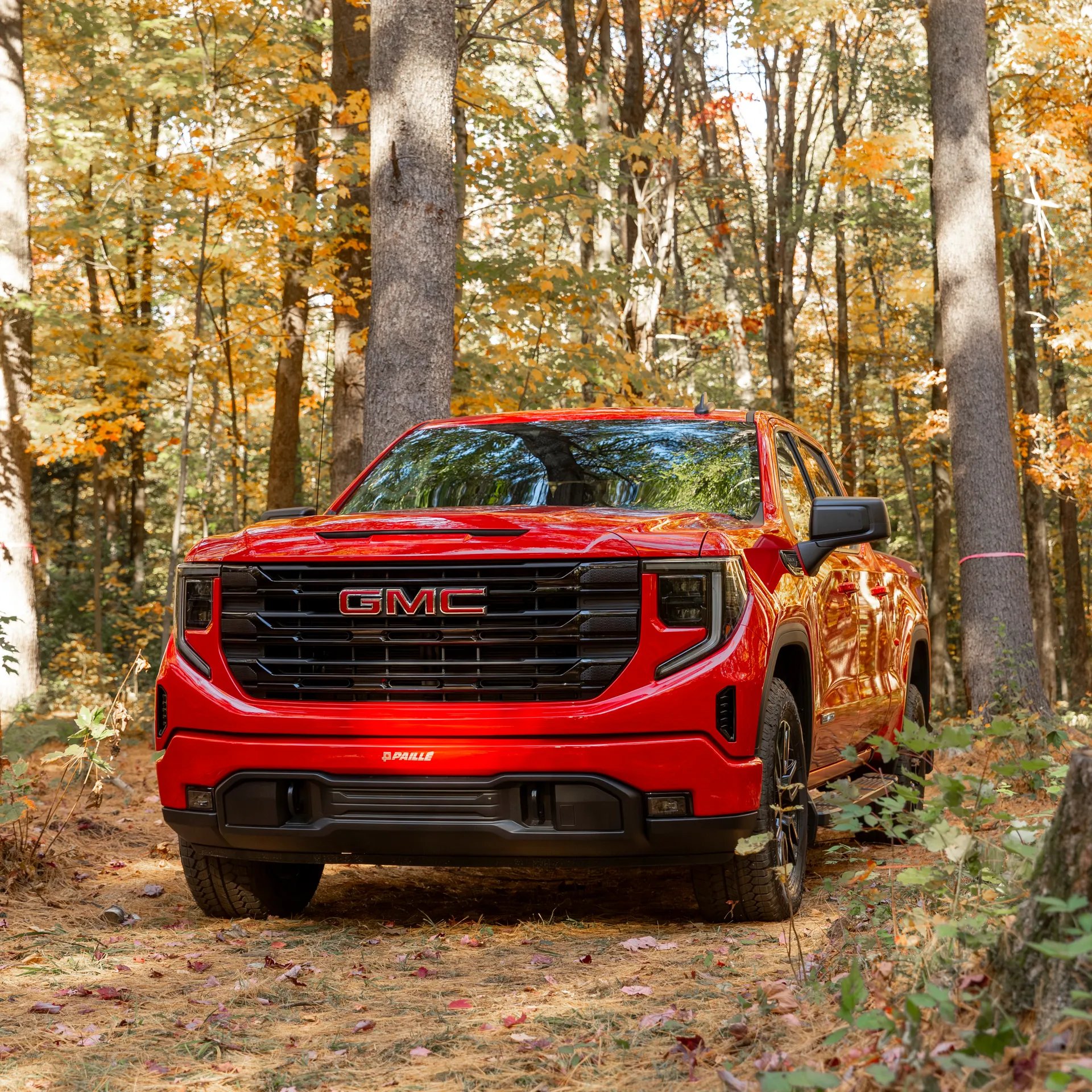 Calandre et phares du GMC Sierra 1500 2027 rouge en for&ecirc;t