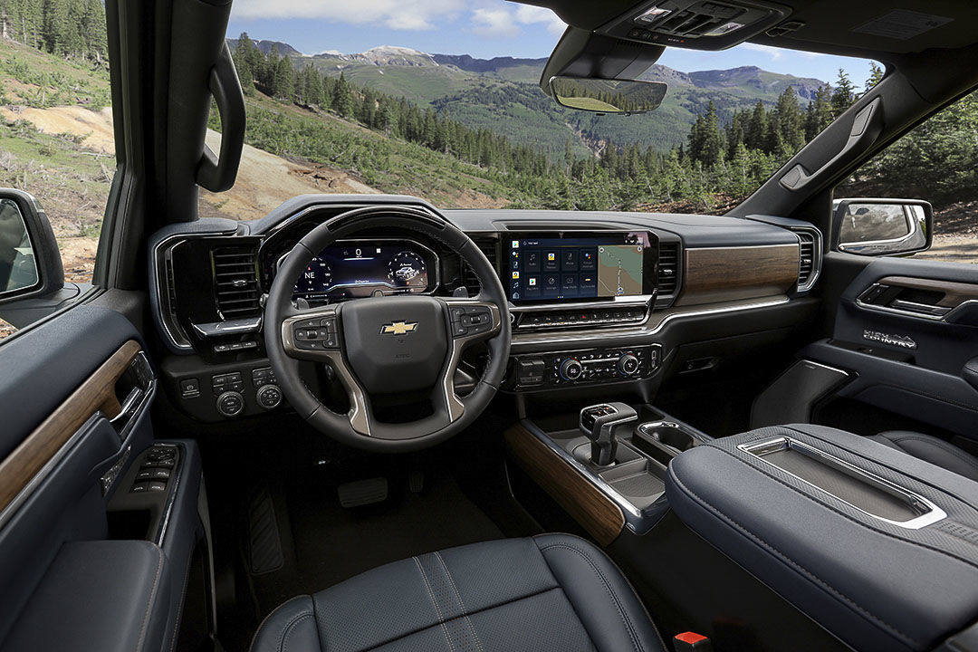 Cockpit avant d'un Chevrolet Silverado 1500 High Country 2022 de teint Ombre avec des nuances brunes