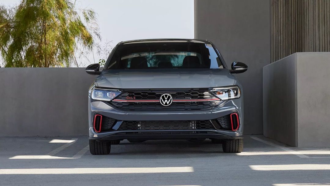 Vue avant de la Volkswagen Jetta GLI 2023 à l'extérieur.