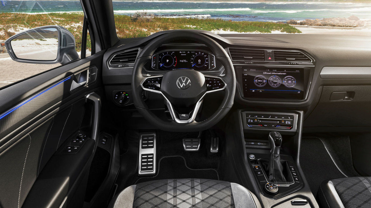 Le tableau de bord du Volkswagen Tiguan 2023 incluant ses technologies.