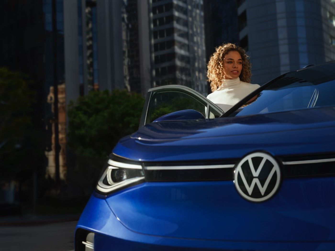 femme ouvrant la porte du VUS électrique Volkswagen ID.4 2022