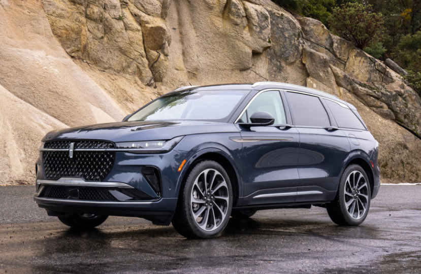 A Dashboard That Thinks Ahead: Lincoln Nautilus’s 48-Inch Panoramic Display