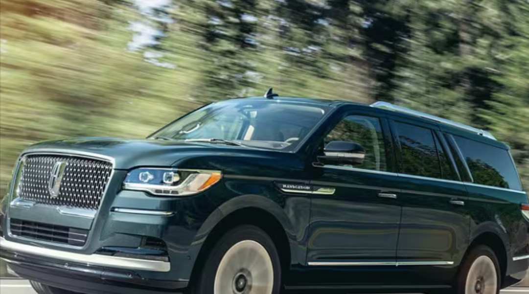 Command with Confidence: Lincoln Navigator’s ActiveGlide™ Hands-Free Highway Driving