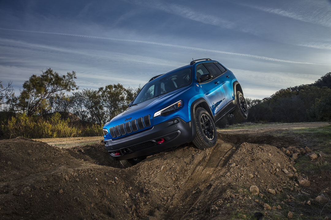 Le modèle Jeep Cherokee Trailhawk 2022 en action sur un terrain hors-piste