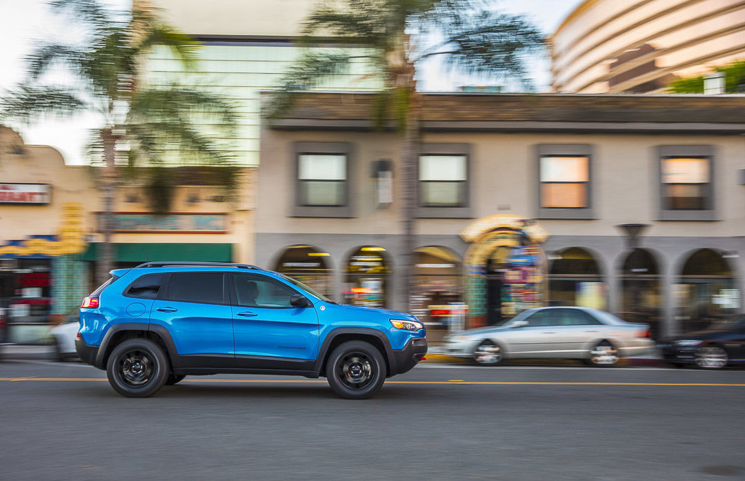 Vue latérale du Jeep Cherokee 2022 roulant en puissance en ville.