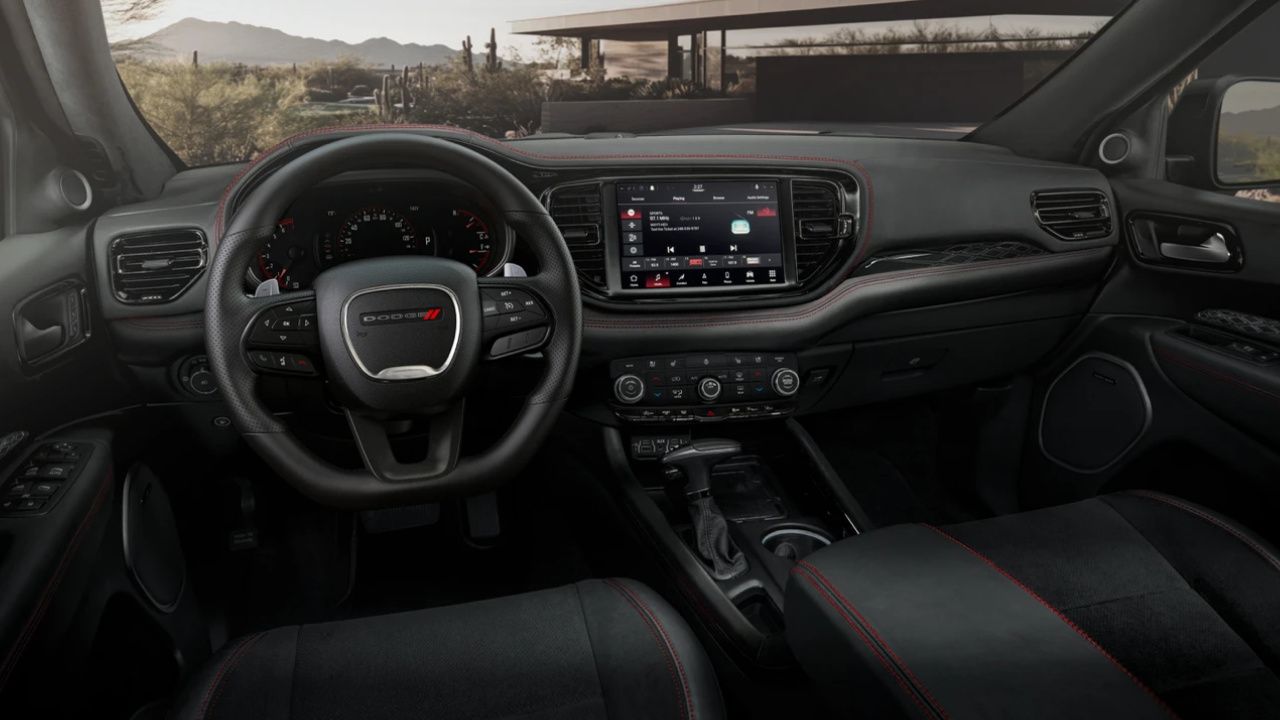 vue de l'habitacle et du tableau de bord d'un Dodge Durango 2026