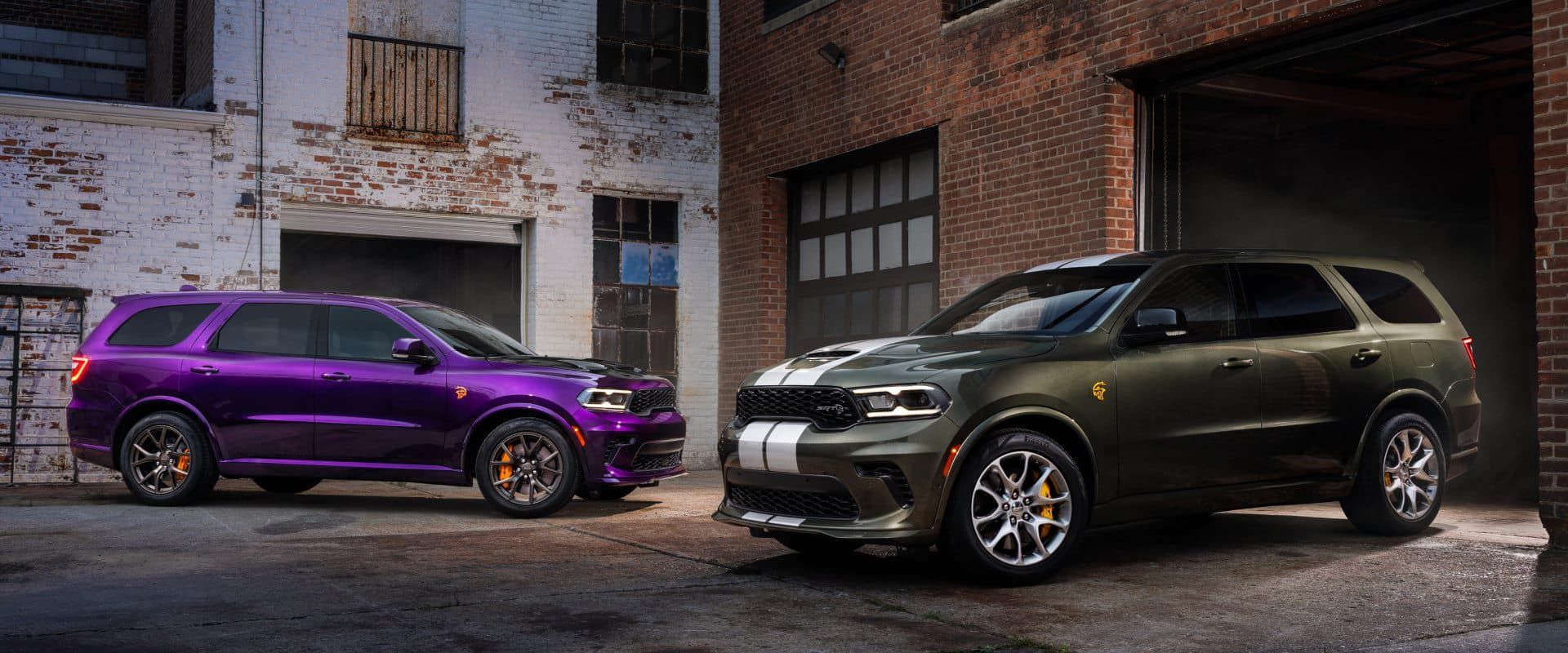 vue latérale avant d'un duo de Dodge Durango 2026